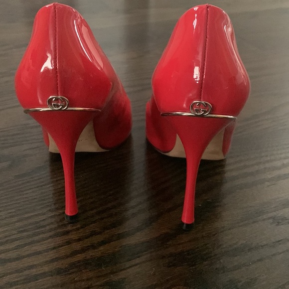 GUCCI Coral Patent Leather Open Toe Pumps - Picture 2 of 6